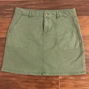 Vineyard Vines army green skirt